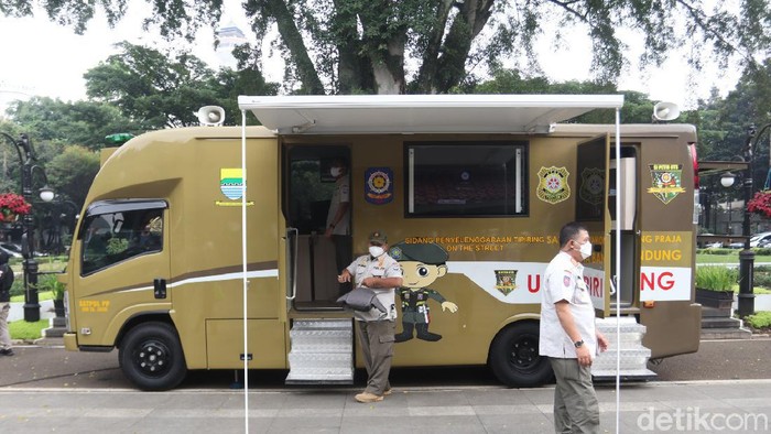 Mobil keliling sidang Tipiring on the street di Bandung