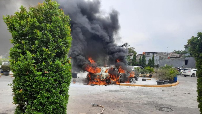 Mobil Mercy terbakar di rest area Km 6 Tol Jatibening