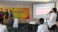 Sejumlah finalis Putra Putri Solo mengajukan pertanyaan kepada menantu Presiden Joko Widodo (Jokowi) itu.