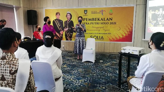 Momen Selvi Ananda Beri Pembekalan Finalis Putra Putri Putri Solo Istri Wali Kota Solo Gibran Rakabuming Raka, Selvi Ananda memberikan pembekalan kepada 10 finalis Putra Putri Solo, Jumat (12/11/2021).