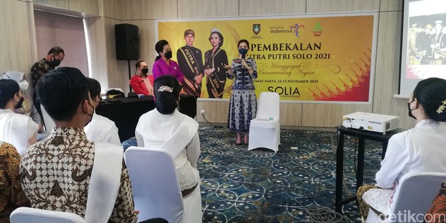 Di tengah kesibukannya sebagai istri Wali Kota Solo, Selvi Ananda menghadiri pembekalan finalis Putra Putri Solo 2021, pada Jumat (12/11/2021). Ia menjadi salah satu pembicara di acara yang digelar di Solia Hotel Yosodipuro itu. (Foto: Dok. Ari Purnomo/detikcom)