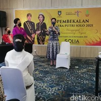 Di tengah kesibukannya sebagai istri Wali Kota Solo, Selvi Ananda menghadiri pembekalan finalis Putra Putri Solo 2021, pada Jumat (12/11/2021). Ia menjadi salah satu pembicara di acara yang digelar di Solia Hotel Yosodipuro itu. (Foto: Dok. Ari Purnomo/detikcom)