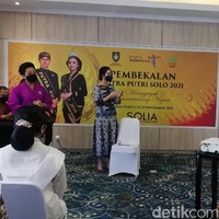 Sebagai alumnus kontes tersebut, Selvi ananda memberikan banyak masukan kepada para finalis.Ibu dua anak ini memaparkan, hal yang perlu ditanamkan dalam diri setiap finalis adalah tujuan dari ikut kontes Putra Putri Solo. Menurutnya, tujuan menjadi hal yang penting agar para peserta tidak kecewa nantinya. (Foto: Dok. Ari Purnomo/detikcom)