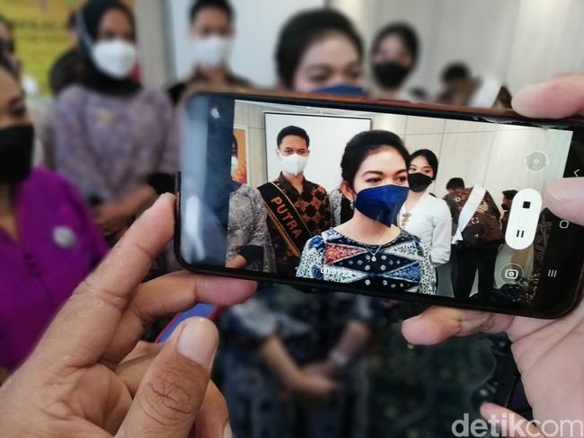 Ditemui usai memberikan materi pada finalis Putra Putri Solo 2021, Selvi Ananda mengaku senang hadir sebagai pemateri pemilihan Putra Putri Solo. Apalagi kini dirinya hadir sebagai sosok yang berbeda. Setelah 12 tahun tentunya proses, waktu yang panjang sekarang bisa hadir dengan porsi yang berbeda, ujarnya. (Foto: Dok. Ari Purnomo/detikcom)