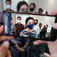 Ditemui usai memberikan materi pada finalis Putra Putri Solo 2021, Selvi Ananda mengaku senang hadir sebagai pemateri pemilihan Putra Putri Solo. Apalagi kini dirinya hadir sebagai sosok yang berbeda. Setelah 12 tahun tentunya proses, waktu yang panjang sekarang bisa hadir dengan porsi yang berbeda, ujarnya. (Foto: Dok. Ari Purnomo/detikcom)