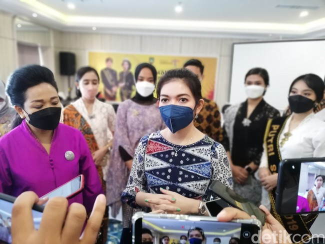 Di jajaran aksesori, arloji bergaya klasik dan sepasang anting berlian berdesain simpel melengkapi gayanya. (Foto: Dok. Ari Purnomo/detikcom)