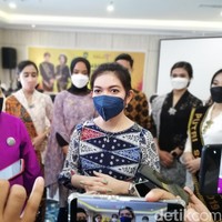 Di jajaran aksesori, arloji bergaya klasik dan sepasang anting berlian berdesain simpel melengkapi gayanya. (Foto: Dok. Ari Purnomo/detikcom)