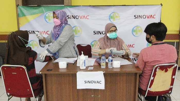 Vaksinasi massal COVID-19 kembali digelar dalam rangka memperingati Hari Kesehatan Nasional. Vaksin tersebut digelar di Gelanggang Remaja Pulogadung.