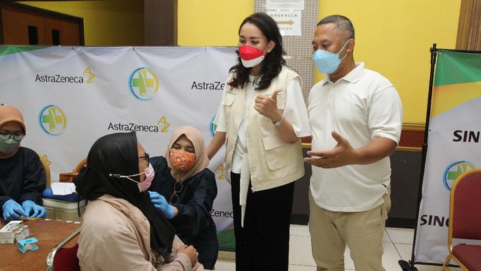 Momen Vaksinasi COVID-19 di Hari Kesehatan Nasional Vaksinasi massal COVID-19 kembali digelar dalam rangka memperingati Hari Kesehatan Nasional. Vaksin tersebut digelar di Gelanggang Remaja Pulogadung.