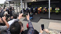 Valentino Rossi akan menjalani balapan pamungkasnya di MotoGP. Sebelum itu, Rossi memamerkan sembilan motor yang membawanya jadi juara dunia.  