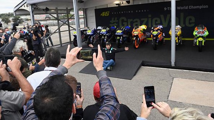 VALENCIA, SPAIN - NOVEMBER 11: Carmelo Ezpeleta (R) of Spain and Dorna CEO  and  Valentino Rossi of Italy and Petronas Yamaha SRT pose near the 9 bikes with which he won the World Championships in paddock during the MotoGP of Comunitat Valenciana: Previews at Ricardo Tormo Circuit on November 11, 2021 in Valencia, Spain. (Photo by Mirco Lazzari gp/Getty Images)