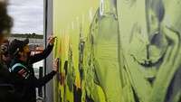Setelah seperempat abad berkarier di dunia balap motor, Rossi akhirnya memutuskan pensiun ketika MotoGP 2021 tuntas. Balapan MotoGP Valencia 2021 di Riccardo Tormo, Minggu (14/11/2021) malam WIB besok, akan jadi yang terakhir kalinya.  