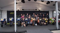 Naik kelas ke 250cc pada 1998, Rossi jadi juara dunia di 1999. Barulah dia naik kelas ke MotoGP/500cc pada 2000. Debutnya bersama Honda juga berujung gelar juara dunia MotoGP pertamanya pada 2001, yang berlanjut ke 2002 dan 2003.  