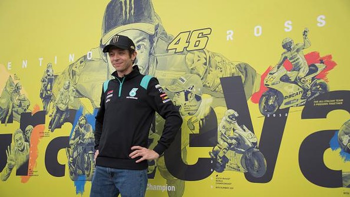 Momen Valentino Rossi Pamer 9 Motor Juara Dunianya VALENCIA, SPAIN - NOVEMBER 11: Carmelo Ezpeleta (R) of Spain and Dorna CEO and Valentino Rossi of Italy and Petronas Yamaha SRT pose near the 9 bikes with which he won the World Championships in paddock during the MotoGP of Comunitat Valenciana: Previews at Ricardo Tormo Circuit on November 11, 2021 in Valencia, Spain. (Photo by Mirco Lazzari gp/Getty Images)