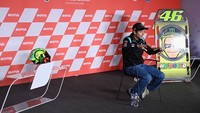 Pada sesi konferensi pers yang berlangsung santai itu, Rossi turut membawa serta seluruh motor yang pernah mengantarkannya jadi juara dunia, dari Aprilia, Honda, dan Yamaha. Lengkap dengan nomor 46 di depan motornya.  