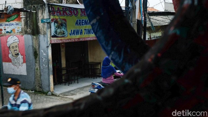 Mural bergambar Habib Rizieq Shihab mejeng di kawasan Pondok Aren, Tangsel. Mural tersebut berada di salah satu gang.