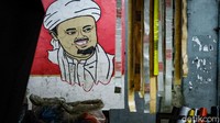 Mural Habib Rizieq terpampang di Gg H Sanan, Pondok Kacang Barat, Pondok Aren, Tangsel, Banten, Jumat (12/11/2021) berdasarkan pantauan pukul 10.00 WIB.