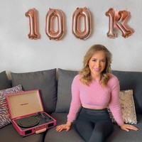 Di Instagram, ia pun cukup aktif berbagai tutorial makeup dan postingan bersponsor. Foto: Instagram @naidelynng