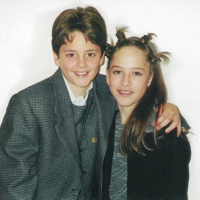 Ini potretnya bersama Santiago yang menjadi pacar Renata di Amigos X Siempre. Ia mengunggah foto ini untuk memberikan ucapan selamat ulang tahun pada mantan lawan mainnya itu.Foto: Instagram @naidelynng