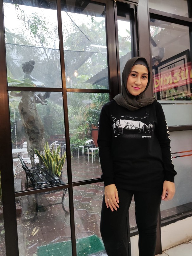 Masih ingat dengan Akademi Fantasi Indosiar (AFI)? Salah satu jebolan AFI, Nia Kartika Putri berhijab usai ulang tahun suaminya, Adit pada 7 November 2021. Nia kini sibuk mengurus bisnis, menjadi ibu rumah tangga dan olahraga fitnes. Gaya hijab andalan Nia adalah hijab segi empat dan dibentuk simpel. Foto: Dok. pribadi Nia AFI.