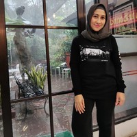 Masih ingat dengan Akademi Fantasi Indosiar (AFI)? Salah satu jebolan AFI, Nia Kartika Putri berhijab usai ulang tahun suaminya, Adit pada 7 November 2021. Nia kini sibuk mengurus bisnis, menjadi ibu rumah tangga dan olahraga fitnes. Gaya hijab andalan Nia adalah hijab segi empat dan dibentuk simpel. Foto: Dok. pribadi Nia AFI.