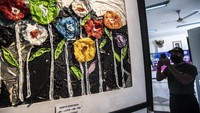 Bukan tinta ataupun cat warna, lukisan di pameran ini dibuat dari sampah kemasan makanan ringan, kertas bungkus nasi, bungkus mie instan hingga korek api.   