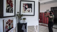 Pada dasarnya, limbah sampah akan ditempelkan pada bidang media lukis.  
