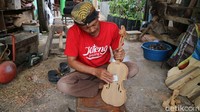 Tak hanya ada ukiran, kata dia bahan baku yang dibuat pun berbeda. Yakni perpaduan bambu petung dan kayu sonokeling. Dua bahan baku tersebut dapat menghasilkan suara yang nyaring dan lebih elegan. 