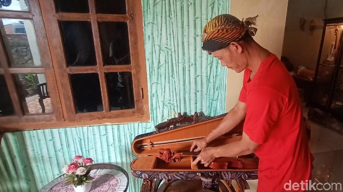 Perajin biola bambu di Desa Japan Kecamatan Dawe, Kabupaten Kudus, Jawa Tengah bergeliat di tengah pandemi virus Corona.