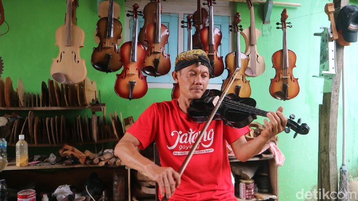 Perajin biola bambu di Desa Japan Kecamatan Dawe, Kabupaten Kudus, Jawa Tengah bergeliat di tengah pandemi virus Corona.