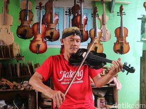 Pandemi Masih Menghadang, Perajin Biola Tak Lelah Berjuang