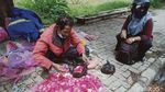 Pedagang Bunga Tabur Mengais Rezeki dari Tradisi Ziarah Kubur