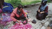 Belasan pedagang dari Kecamatan Musuk, Kabupaten Boyolali setiap hari Kamis dan Jumat menjual bunga mawar, melati, kenanga dan lainnya di sepanjang jalan Pabrik Karung Goni dan Stasiun Delanggu, Kecamatan Delanggu, Klaten, Jawa Tengah. 