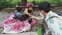 Tradisi ziarah kubur yang masih diuri-uri masyarakat menjadi ladang rejeki bagi penjual bunga tabur.