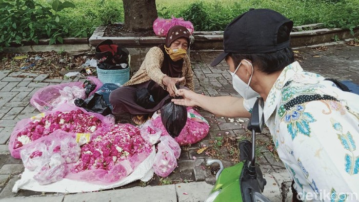 Pedagang Bunga Tabur Mengais Rezeki Dari Tradisi Ziarah Kubur