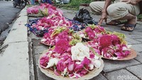 Pembeli mulai ramai saat hari Kamis sore sampai hari Jumat. Bunga tabur tersebut berasal dari desa mereka di Kecamatan Musuk yang berada di lereng Gunung Merapi.