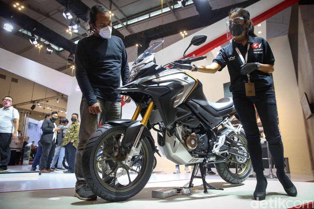 PT Astra Honda Motor (AHM) memperkenalkan motor sport adventure turing 150cc pertama di Indonesia yaitu New CB150X di ajang GIIAS 2021.