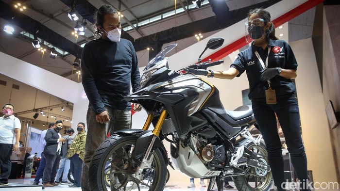 Perkenalkan Honda New CB150X di GIIAS 2021 PT Astra Honda Motor (AHM) memperkenalkan motor sport adventure turing 150cc pertama di Indonesia yaitu New CB150X di ajang GIIAS 2021.