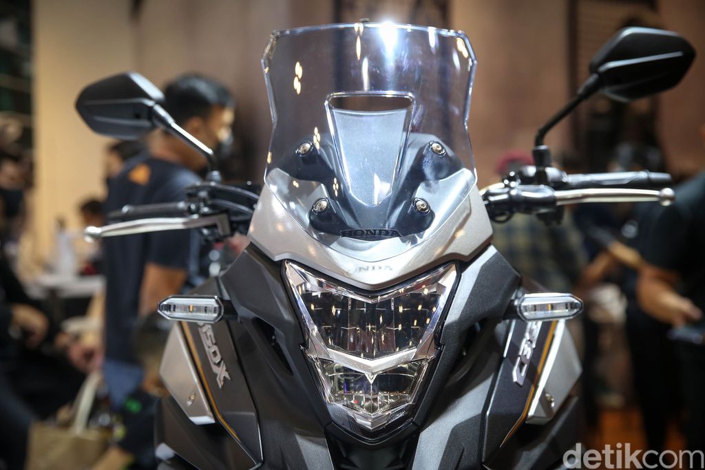 PT Astra Honda Motor (AHM) memperkenalkan motor sport adventure turing 150cc pertama di Indonesia yaitu New CB150X di ajang GIIAS 2021.
