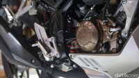 Lanjut ke bagian dimensi, Honda CB150X menggunakan rangka tipe diamond berbahan baja, dengan panjang keseluruhan 2.031 mm, lebar 796 mm, serta tinggi 1.309 mm.
