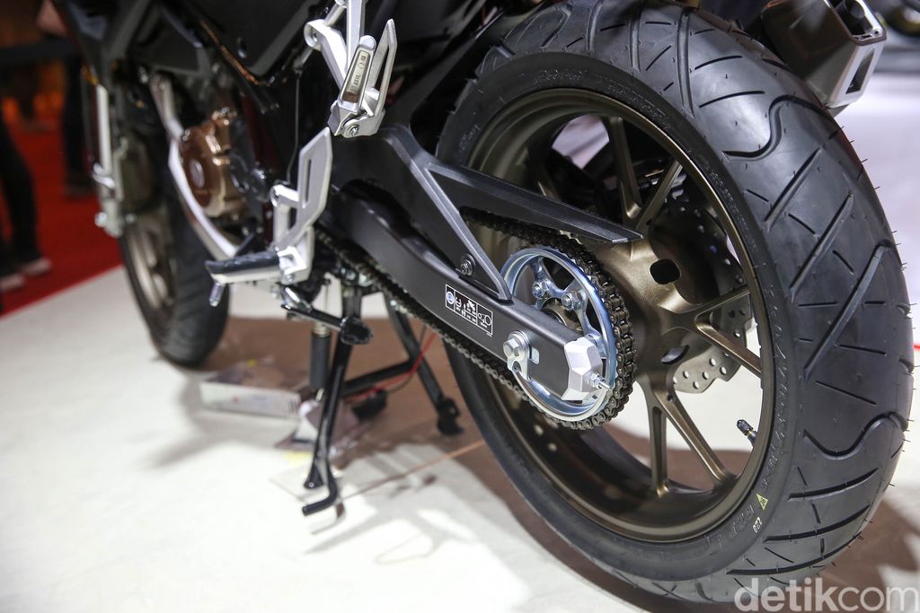 PT Astra Honda Motor (AHM) memperkenalkan motor sport adventure turing 150cc pertama di Indonesia yaitu New CB150X di ajang GIIAS 2021.