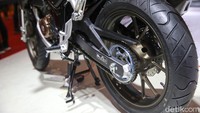 Adapun jarak sumbu rodanya 1.315 mm, jarak terendah ke tanah 181 mm, tinggi tempat duduk 817 mm, dan berat kosong 139 kg. Motor ini memiliki kapasitas tangki bahan bakar cukup besar, hingga 12 liter.