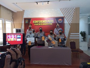 Polisi Tangkap 2 Pencuri Laptop Modus Pecah Kaca Mobil di PIK