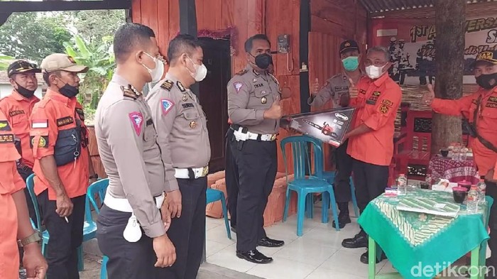 Polisi Ngawi mencatat, ada 24 kali pohon tumbang di jalur arteri. Jalur arteri yang rawan pohon tumbang yakni sepanjang Jalan Raya Ngawi-Solo, mulai Mantingan perbatasan Jatim-Jateng hingga Kedunggalar.