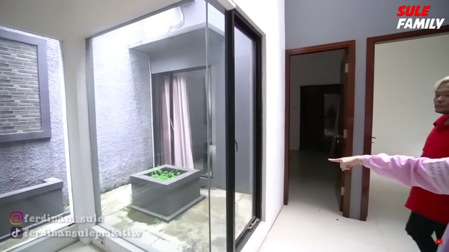 Menariknya, sebuah taman kecil menyempil di bagian tengah rumah sehingga membiarkan cahaya alami masuk menerangi bagian dalam rumah. (Foto: YouTube SULE FAMILY)