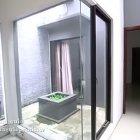 Menariknya, sebuah taman kecil menyempil di bagian tengah rumah sehingga membiarkan cahaya alami masuk menerangi bagian dalam rumah. (Foto: YouTube SULE FAMILY)