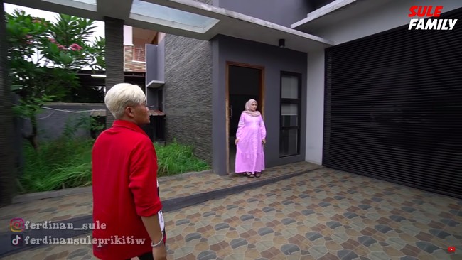 Meski tak seluas rumah mereka kala itu, rumah tersebut memiliki garasi yang dapat menampung dua sampai tiga mobil. Bagian pintu rumah dibuat menyamping dengan kanopi yang dilapisi dua panel kaca. (Foto: YouTube SULE FAMILY)