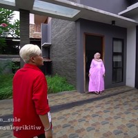 Meski tak seluas rumah mereka kala itu, rumah tersebut memiliki garasi yang dapat menampung dua sampai tiga mobil. Bagian pintu rumah dibuat menyamping dengan kanopi yang dilapisi dua panel kaca. (Foto: YouTube SULE FAMILY)