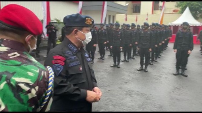 Prabowo Subianto dianugerahi Warga Kehormatan Brimob Polri. (dok. Istimewa).