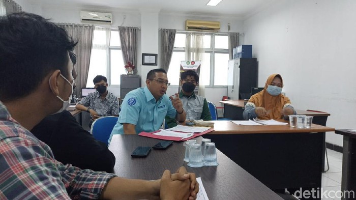 Presiden BEM KM Unmul, Rachim dan Penasehat hukum LBKH Unmul, Robert Wilson Berlyando mendatangi Polresta Samarinda (Muhammad Budi Kurniawan/detikcom)